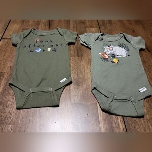 Two  short‎ sleeves green Gerber 0 to 3 month onesies